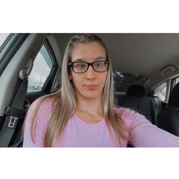 Meet your Posher, Christine 🤍 - Picture 1 of 2